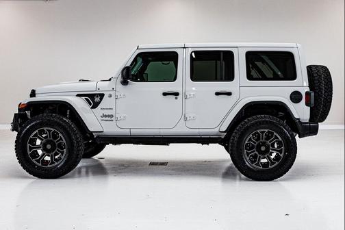 Bright White Clearcoat 2022 Jeep Wrangler Unlimited Sahara