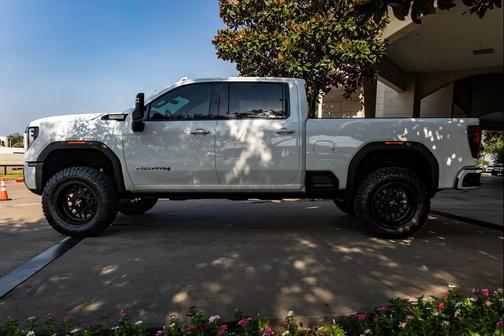 Summit White 2024 GMC Sierra 2500 AT4