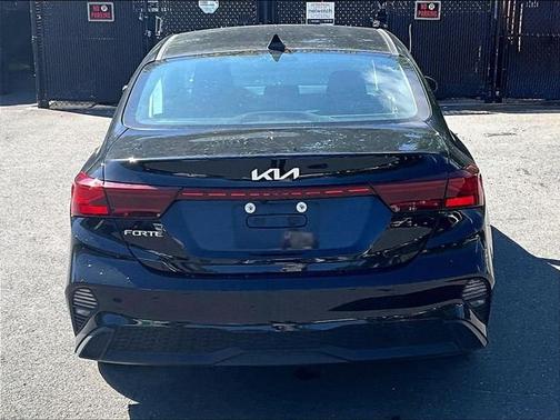 Aurora Black Pearl 2024 Kia Forte LXS