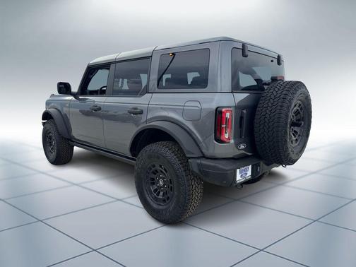 CARBONIZED GRAY METALLIC 2026 Ford Bronco Badlands