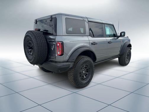 CARBONIZED GRAY METALLIC 2026 Ford Bronco Badlands