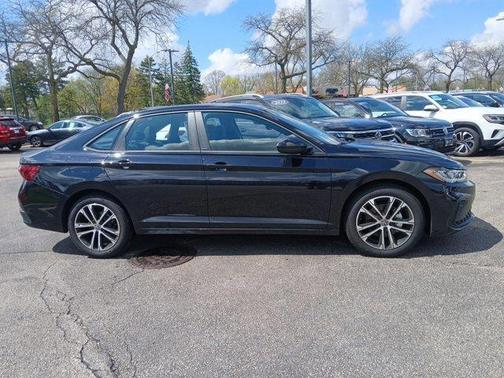 Deep Black Pearl Effect 2026 Volkswagen Jetta 1.5T Sport