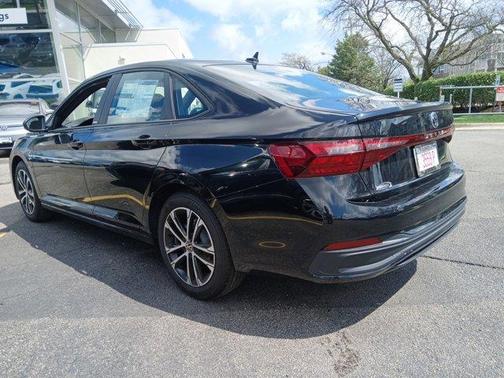 Deep Black Pearl Effect 2026 Volkswagen Jetta 1.5T Sport