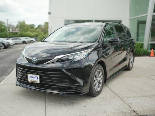 2023 Toyota Sienna LE