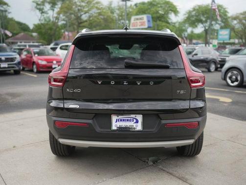 2022 Volvo XC40 T5 Momentum