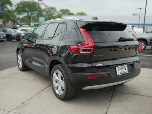 2022 Volvo XC40 T5 Momentum
