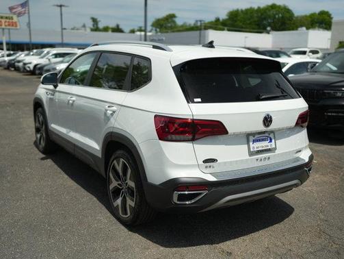 Pure White 2023 Volkswagen Taos 1.5T SEL