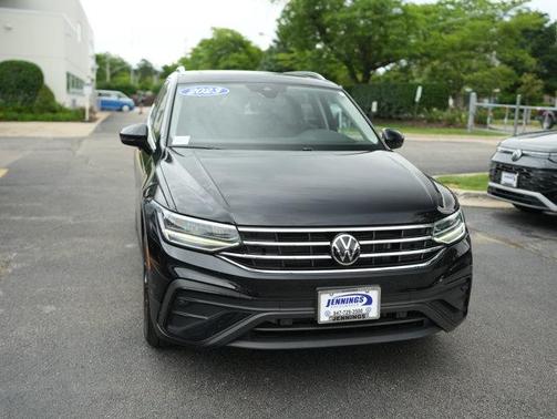 Deep Black Pearl Effect 2023 Volkswagen Tiguan 2.0T SE