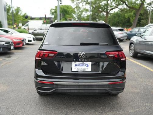 Deep Black Pearl Effect 2023 Volkswagen Tiguan 2.0T SE
