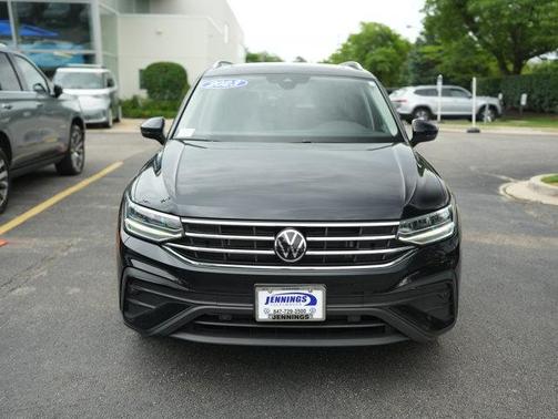 Deep Black Pearl Effect 2023 Volkswagen Tiguan 2.0T SE