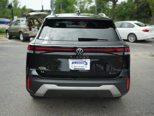 Deep Black Pearl Effect 2025 Volkswagen Tiguan 2.0T SE