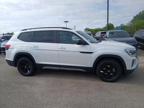 Opal White Pearl 2026 Volkswagen Atlas 2.0T Peak Edition