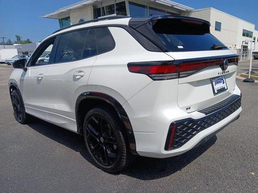 Opal White Pearl Effect 2025 Volkswagen Tiguan 2.0T SE R-Line Black