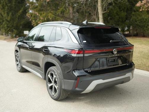 Deep Black Pearl Effect 2026 Volkswagen Tiguan 2.0T SE