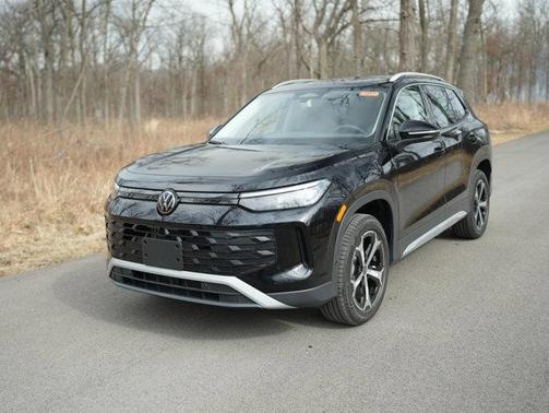 Deep Black Pearl Effect 2026 Volkswagen Tiguan 2.0T SE