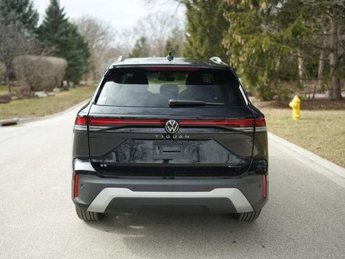 Deep Black Pearl Effect 2026 Volkswagen Tiguan 2.0T SE