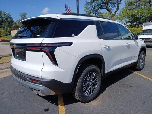 Summit White 2026 Chevrolet Traverse LT
