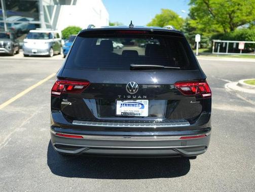 Deep Black Pearl Effect 2024 Volkswagen Tiguan 2.0T SE