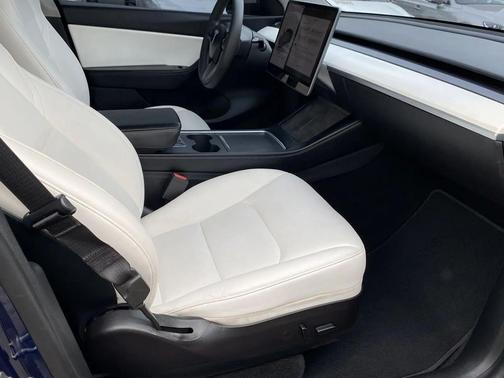 2022 Tesla Model Y Long Range Dual Motor All-Wheel Drive