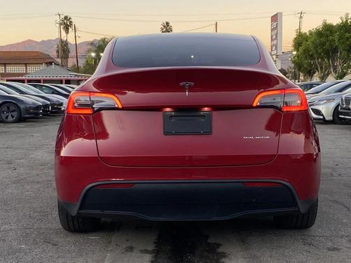 2022 Tesla Model Y Long Range Dual Motor All-Wheel Drive