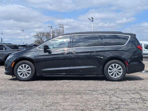 Brilliant Black Crystal Pearlcoat 2019 Chrysler Pacifica Touring Plus