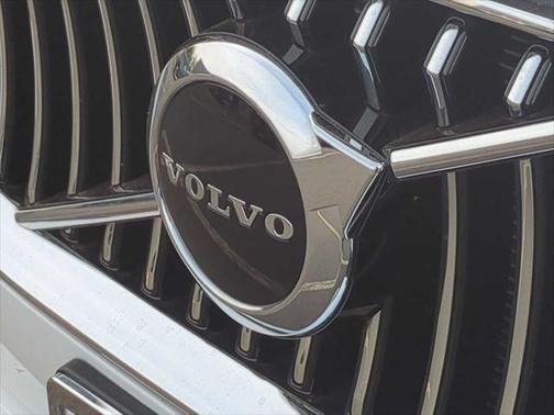 2020 Volvo XC90 T6 Momentum