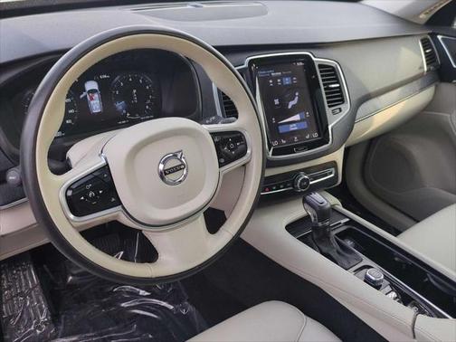 2020 Volvo XC90 T6 Momentum