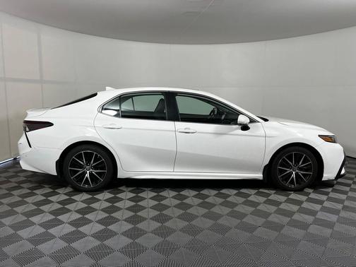 Ice Cap 2023 Toyota Camry SE