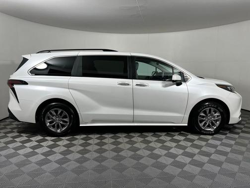 2024 Toyota Sienna XLE
