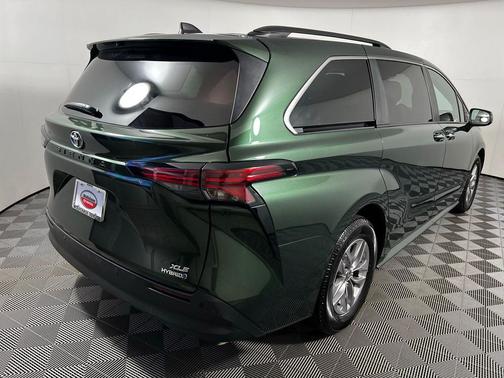 2022 Toyota Sienna XLE 8 Passenger