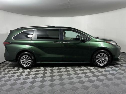 2022 Toyota Sienna XLE 8 Passenger