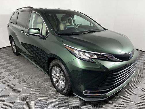 2022 Toyota Sienna XLE 8 Passenger