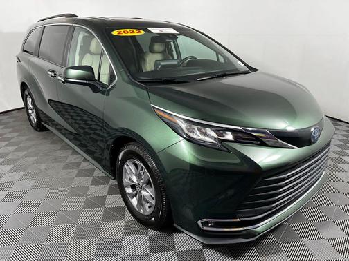 2022 Toyota Sienna XLE 8 Passenger