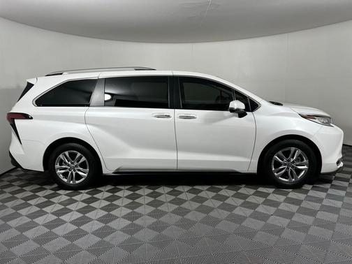 2023 Toyota Sienna Limited