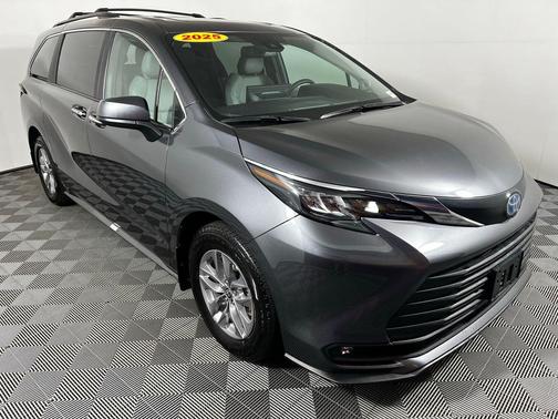 2025 Toyota Sienna XLE