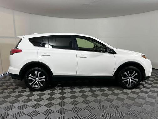 Super White 2018 Toyota RAV4 LE