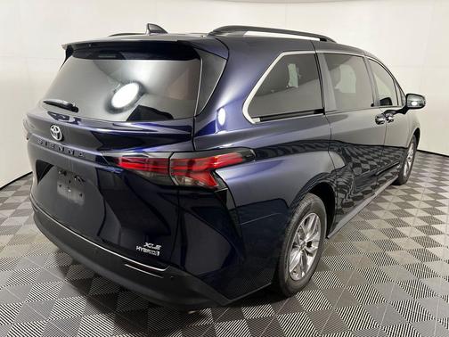 2021 Toyota Sienna XLE 7 Passenger