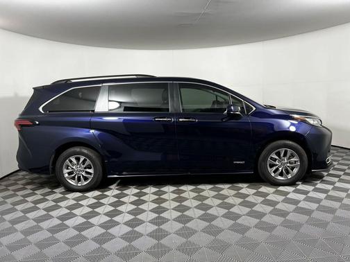 2021 Toyota Sienna XLE 7 Passenger