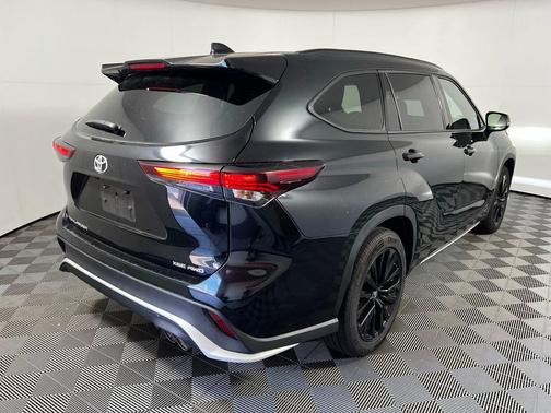 Midnight Black Metallic 2025 Toyota Highlander XSE