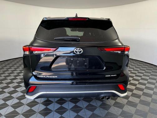 Midnight Black Metallic 2025 Toyota Highlander XSE