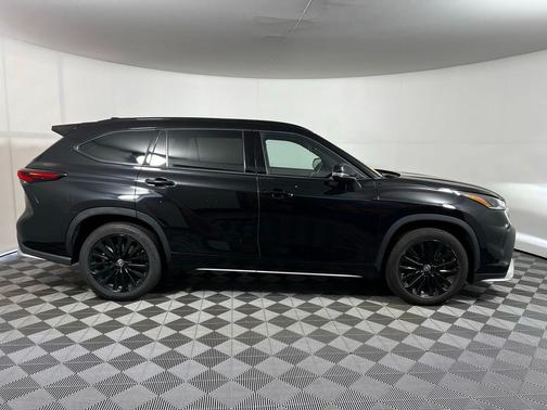 Midnight Black Metallic 2025 Toyota Highlander XSE
