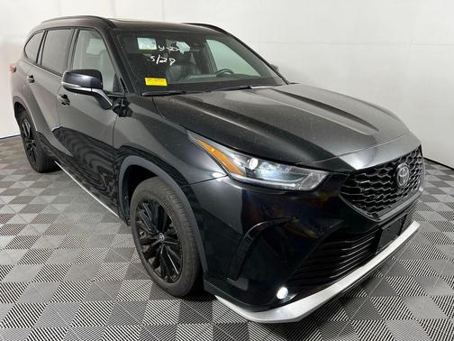 Midnight Black Metallic 2025 Toyota Highlander XSE