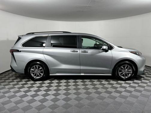 2025 Toyota Sienna XLE