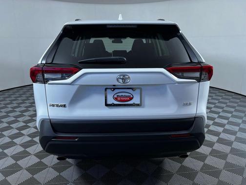 Ice Cap 2024 Toyota RAV4 XLE