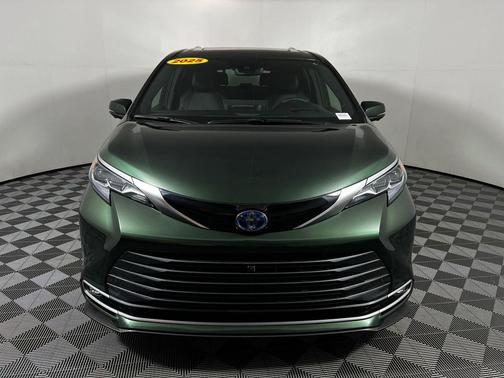 2025 Toyota Sienna Platinum