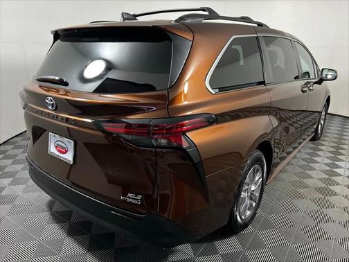 2021 Toyota Sienna XLE 8 Passenger