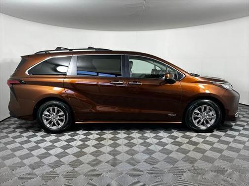 2021 Toyota Sienna XLE 8 Passenger