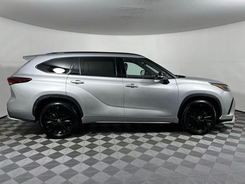 Celestial Silver Metallic 2025 Toyota Highlander XSE