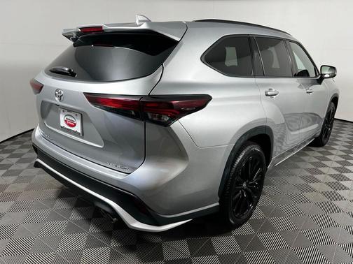 Celestial Silver Metallic 2025 Toyota Highlander XSE