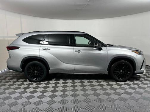 Celestial Silver Metallic 2025 Toyota Highlander XSE
